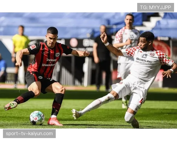 德甲赛场再现暖心一幕,两队球员为中场突发不适的队医让出通道